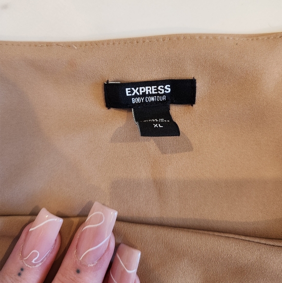 Body Contour Cropped Square Neck Tank - Picture 6 of 9